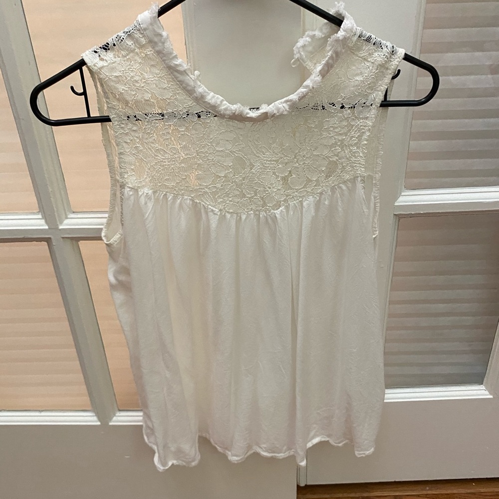 White high-neck tank top🤍